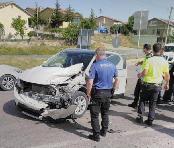 Kırşehir’de 3 otomobil çarpıştı: 2 ölü, 2 yaralı