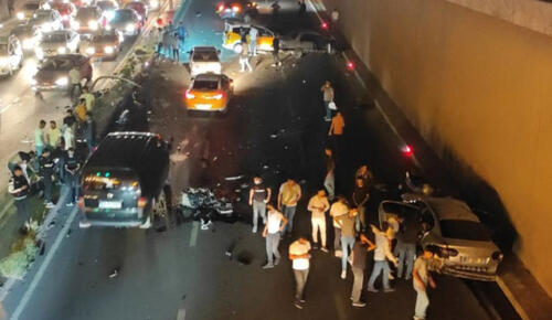 Diyarbakır’da 5 aracın karıştığı kazada 2 ölü, 8 yaralı