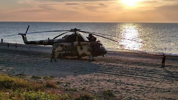 Azerbaycan askeri helikopterinin Giresun’da sahile zorunlu inişi kamerada