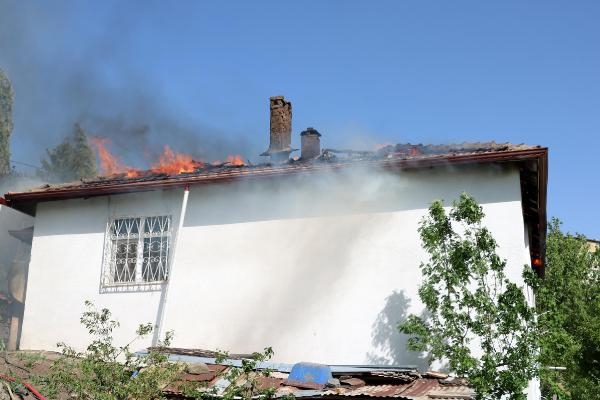 Yozgat’ta bal mumu eritirken evinin çatısı yandı
