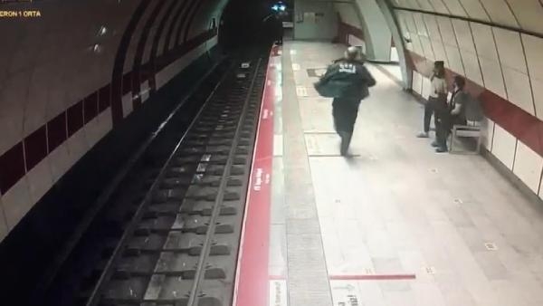 Taksim Metro İstasyonu’ndaki intihar girişimi kamerada