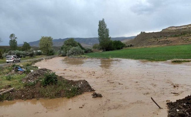 Erzincan’da sağanak sonrası derelerden sel geldi