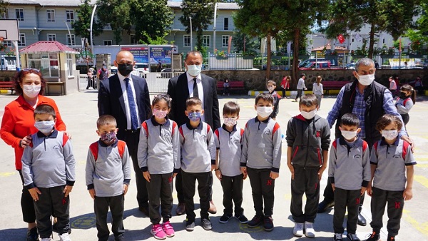 KURTULUŞ İLK/ORTAOKULUNU ZİYARET EDEREK YÜZ YÜZE EĞİTİM GÖREN ÖĞRENCİLERİN SEVİNCİNE ORTAK OLDU