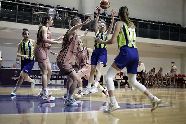 Rize Belediyesi’nin “altın kızları” playoff’lara galibiyetle başladı