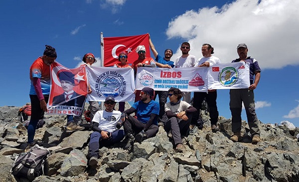 Kaçkarların zirvesinde Türk bayrağı dalgalandırdılar