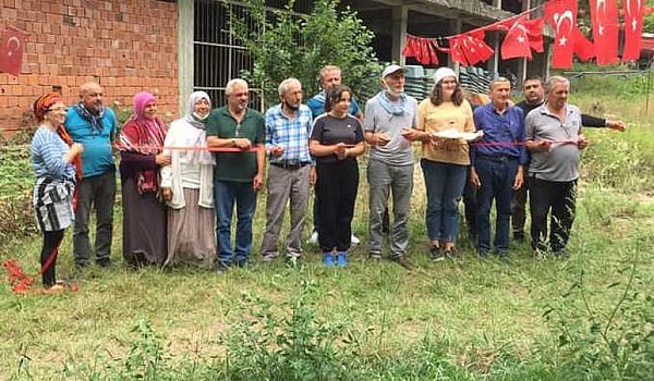 Bakan sözünü tutmayınca temeli köylüler attı