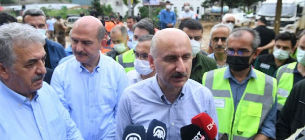 Bakan Karaismailoğlu: “Kapalı köy yolları sabaha kadar açılacak”