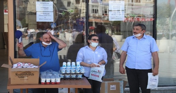 Profesör kazandığı tazminat davasıyla Rize’de ekmek arası döner dağıttırdı