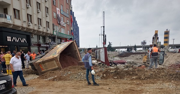 Rize Meydanında yol çöktü Rize Belediyesine ait kamyon devrildi.
