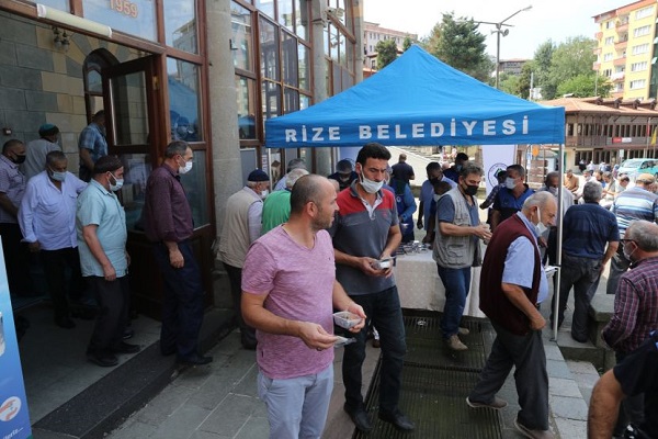 RİZE BELEDİYESİ VATANDAŞLARA AŞURE İKRAMINDA BULUNDU