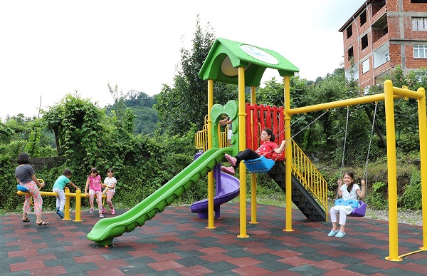 İl genelindeki 69 köyde çocuk oyun parkı imalatları devam ediyor