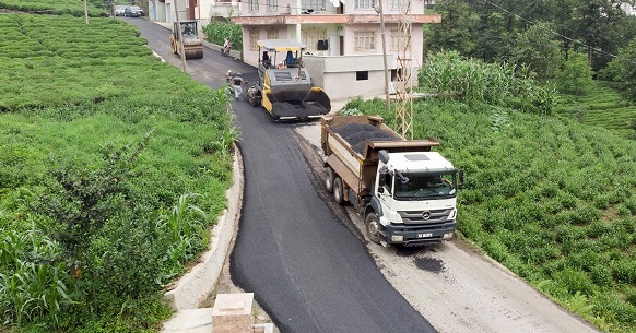 Rize’de Azaklıhoca, Düzköy ve Çaycılar grup yolunda asfaltlama çalışması gerçekleştirildi