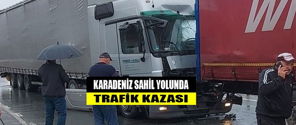 KARADENİZ SAHİL YOLUNDA İKİ TIR ÇARPIŞTI!