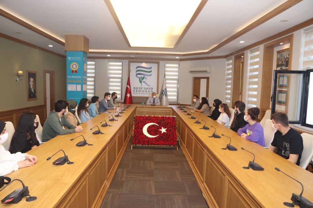 RTEÜ Rektörü Karaman Staj Seferbirliği Kapsamında Stajını Tamamlayan Öğrencilerle Bir Araya Geldi