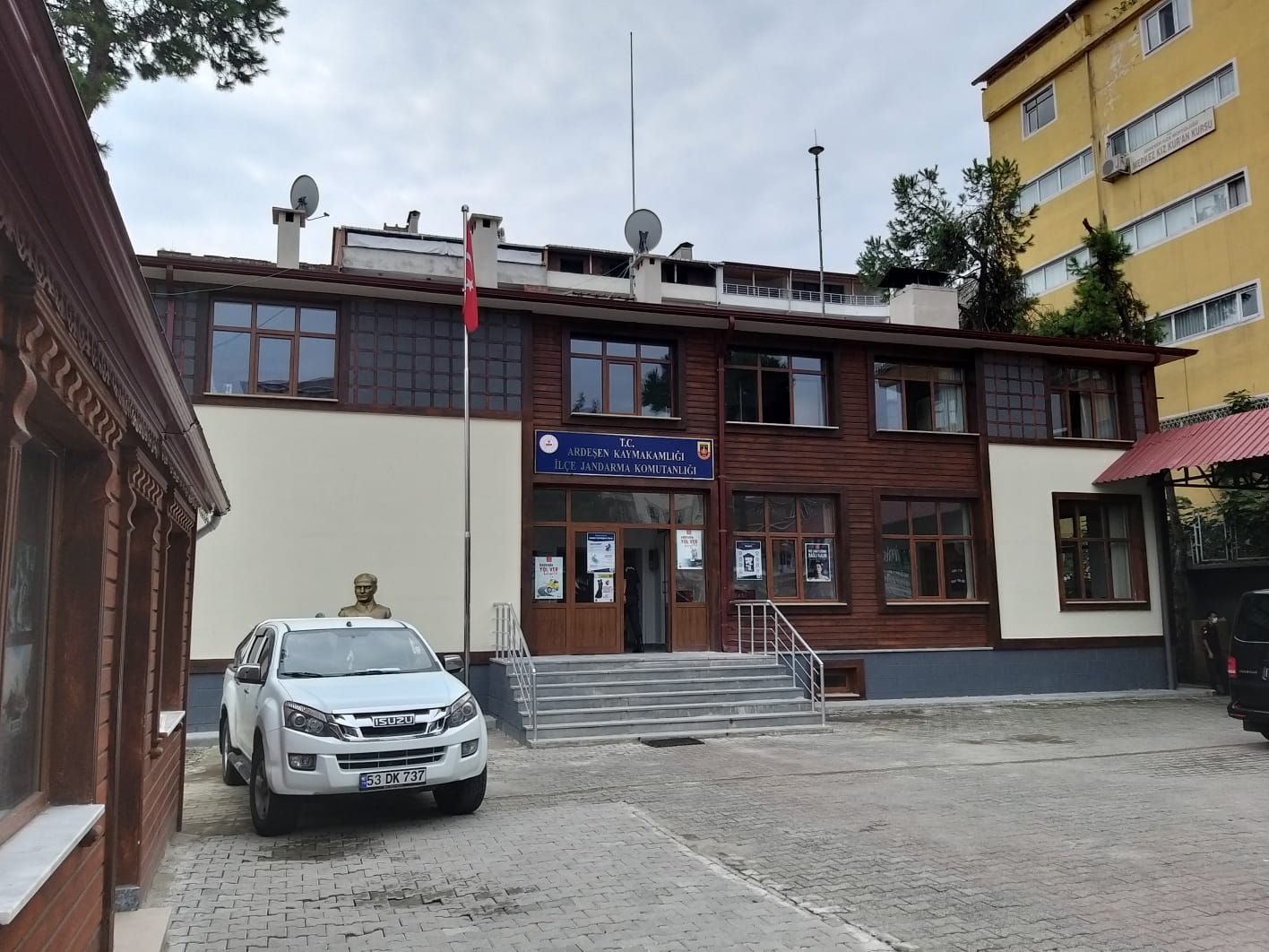 Ardeşen İlçe Jandarma Komutanlığı Hizmet Binası yöresel mimariye uygun hale getirildi