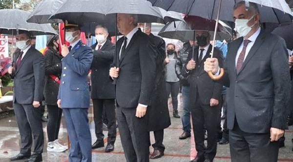 Pazar’da 10 Kasım Atatürk’ü Anma Töreni Yağmur Altında Yapıldı