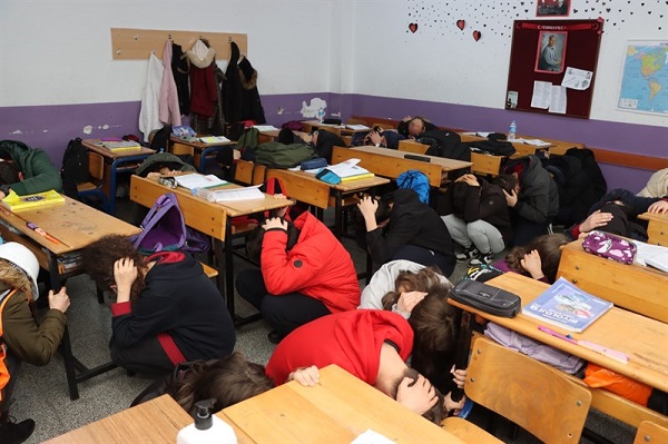Rize’de Tüm Okullarda “Deprem Anı ve Tahliye Tatbikatı” Gerçekleştirildi