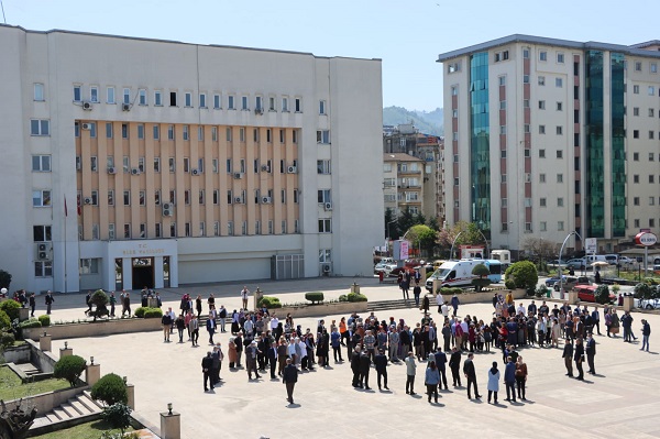 Rize’de Valilik Binasında Deprem Anı ve Tahliye Tatbikatı Yapıldı