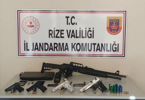Rize’de evinde ruhsatsız 4 silah bulunan kişi gözaltına alındı
