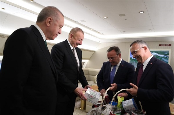 Vali Çeber, Azerbaycan Cumhurbaşkanı Sayın İlham Aliyev’e Rize Çayı Takdim Etti