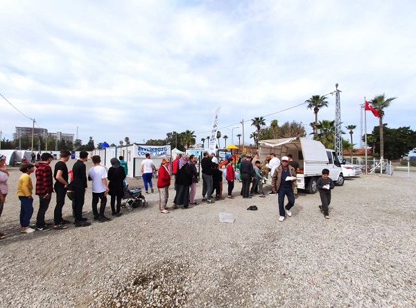 Rizeli fırıncı 33 gündür Hatay’da ekmek pişiriyor