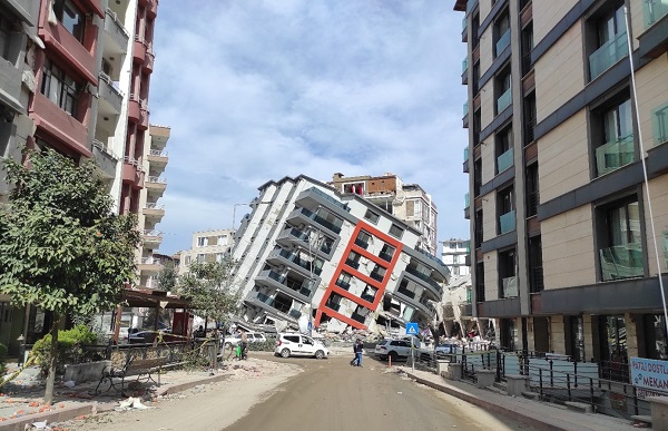 Prof. Dr. Servet Karasu deprem bölgesindeydi: Umursamadığımızı görmek acı verici