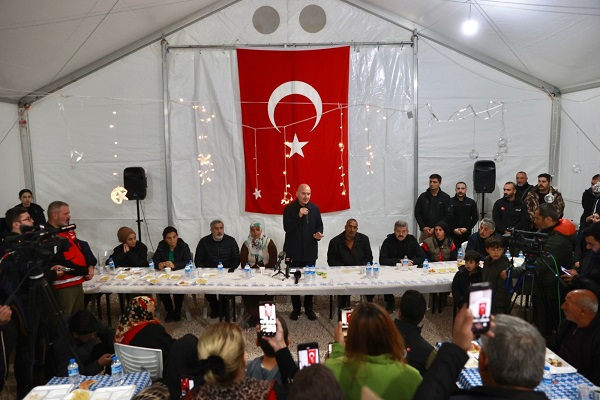 Bakan Süleyman Soylu Kırıkhan’da Rize Çadırkentte düzenlenen iftar programına katıldı