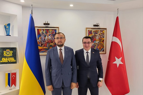 Osman Genç Ukrayna Büyükelçisi’ni ziyaret ederek iyi dileklerini sundu.