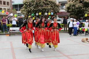 Çözüm Koleji’nin hazırladığı ‘Dünya Dil Haftası’ etkinliği renkli görüntülere sahne oldu