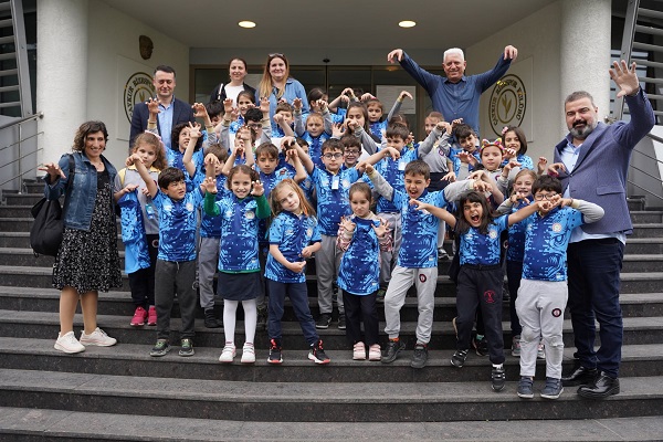 Vakıflar İlkokulu öğrencilerinden Çaykur Rizespsor Başkanı İbrahim Turgut’a Ziyaret