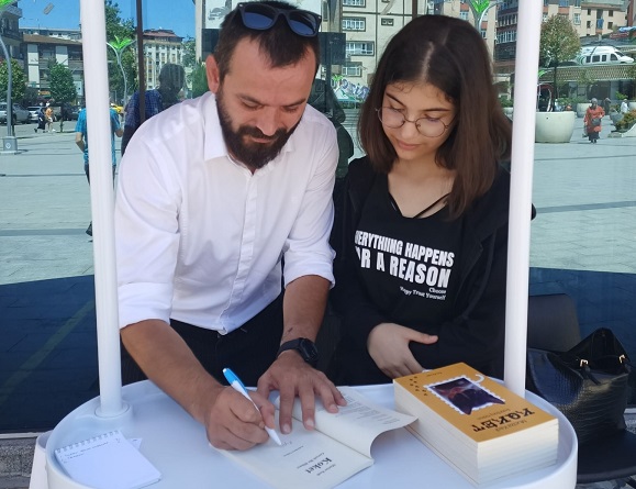 Rizeli yazar okuyucularıyla Rize’de buluştu