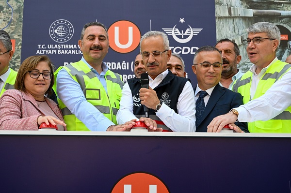 BAKAN URALOĞLU TÜRKİYE’NİN EN UZUN DEMİRYOLU TÜNELİNDE IŞIK GÖRÜNDÜ TÖRENİNE KATILDI