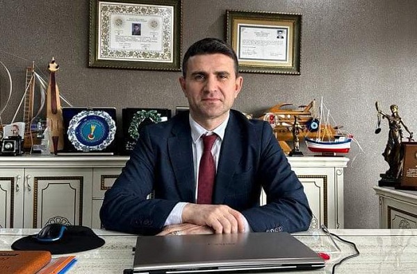Ak Partili Ümit Peçe, ‘Ayarsız yöneticilerden kurtulalım’ dedi, partiden ihraç edildi