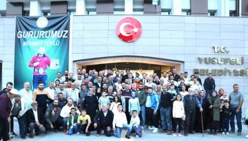 DÜNYA ŞAMPİYONU MİLLİ GÜREŞÇİ MEHMET TÜYLÜ YUSUFELİNDE ÇOŞKU İLE KARŞILANDI