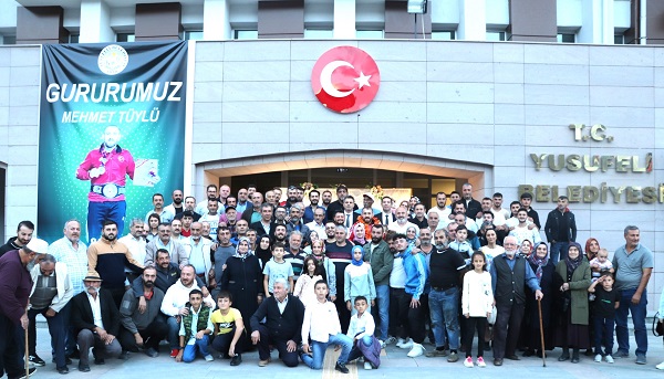 DÜNYA ŞAMPİYONU MİLLİ GÜREŞÇİ MEHMET TÜYLÜ YUSUFELİNDE ÇOŞKU İLE KARŞILANDI