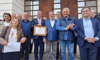 Pazar Belediye Başkanı Neşet Çakır mazbatasını aldı